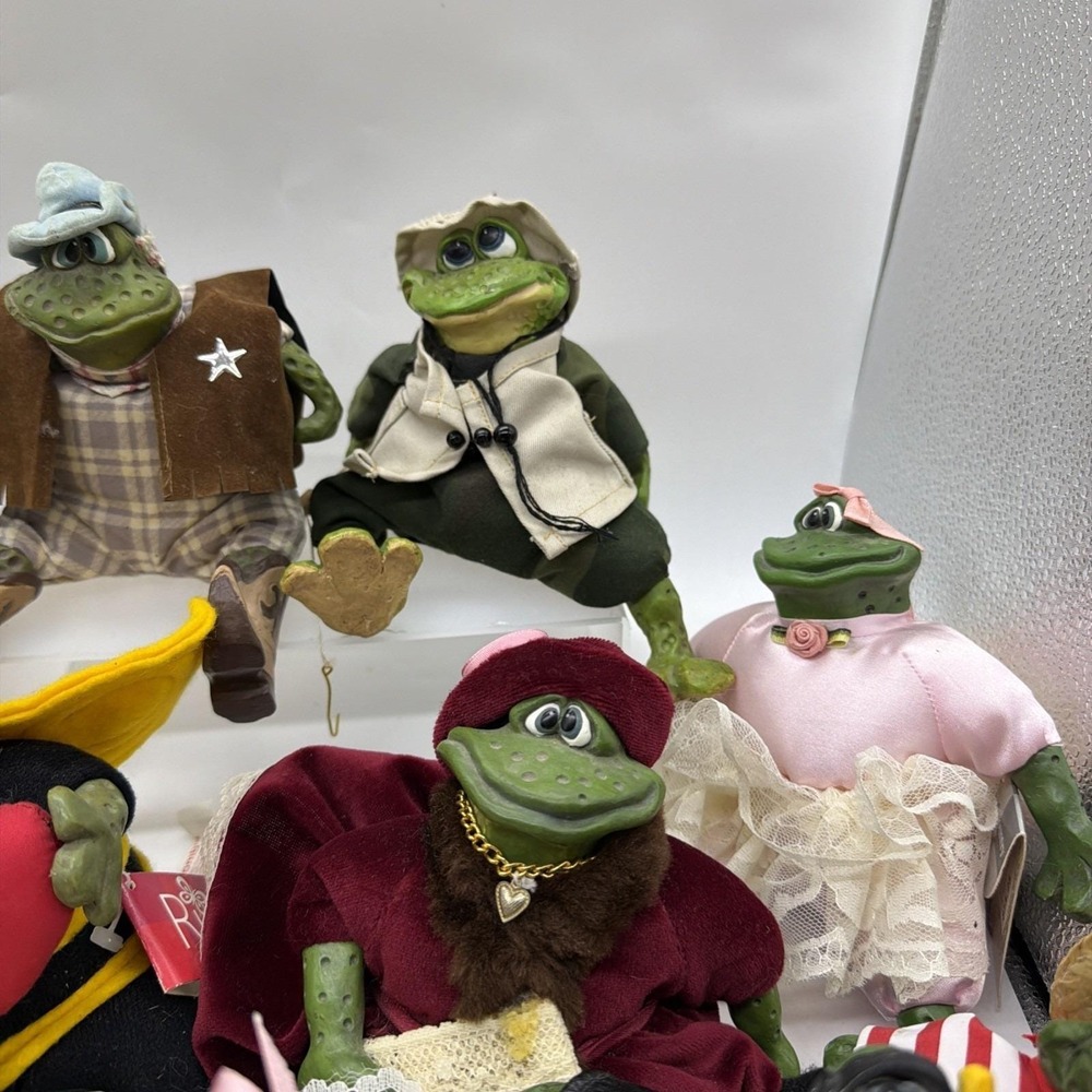 Vintage Russ Berrie Critter Lot Of 28 Resin Frog Plush Shelf Sitters - Picture 13 of 16